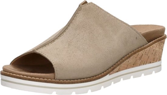 Beige suède slipper met open teen en kurken sleehak. Zacht suède bovenwerk met een gevormde rand.