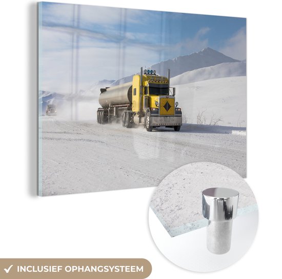 MuchoWow® Glasschilderij 150x100 cm - Schilderij acrylglas - Vrachtwagen in de sneeuw - Foto op glas - Schilderijen