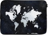 Laptophoes 13 inch - Wereldkaart - Waterverf - Sterrenhemel - Laptop sleeve - Binnenmaat 32x22,5 cm - Zwarte achterkant