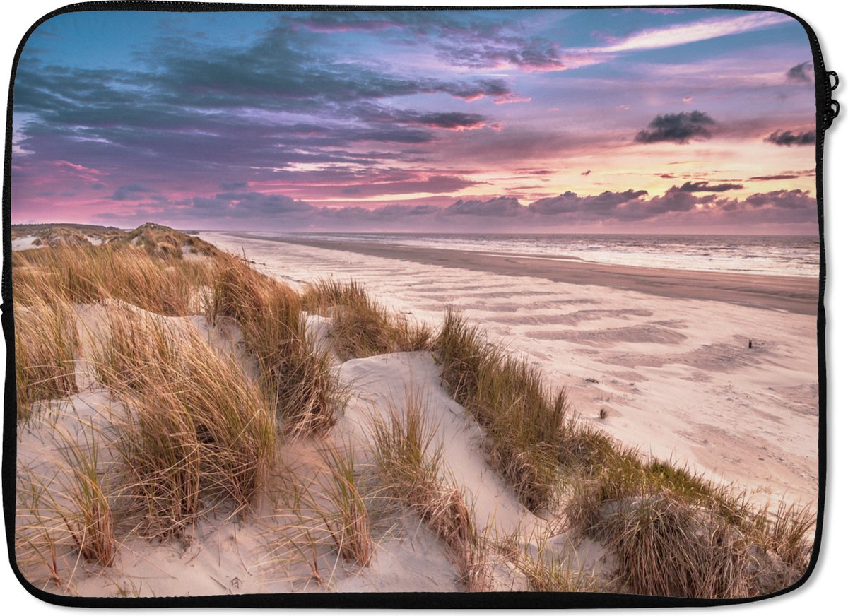 Laptophoes 13 inch - Zonsondergang op Ameland in Nederland - Laptop sleeve - Binnenmaat 32x22,5 cm - Zwarte achterkant