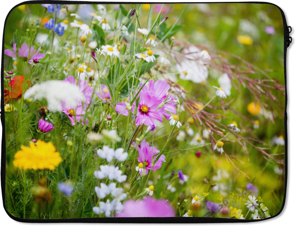 Laptophoes 15.6 inch - Bloemen - Natuur - Groen - Gras - Paars - Wit - Laptop sleeve - Binnenmaat 37x26 cm - Zwarte achterkant