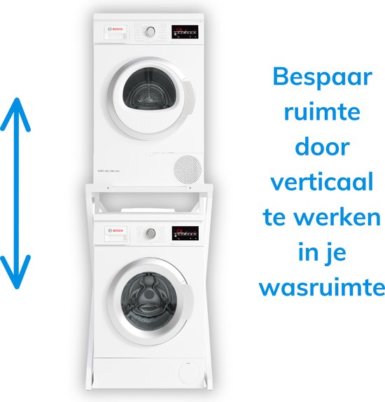 Wit ruimtebesparend ontwerp: wasmachine onder, droger bovenop, op een wit rek. Blauwe pijl geeft verticale stapeling aan.