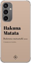 Casimoda® hoesje - Geschikt voor Samsung Galaxy S23 FE - Hakuna Matata - Shockproof case - Extra sterk - TPU/polycarbonaat - Bruin/beige, Transparant