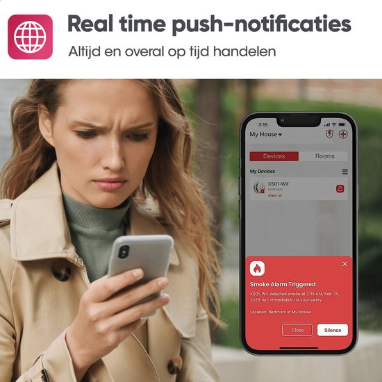 Real-time push-notificaties op smartphone voor 'Smoke Alarm Triggered'. Vrouw kijkt bezorgd naar telefoon.