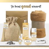 Geschenkset “Je bent goud waard!” - 7 producten - 1070 gram | Luxe Cadeaubox voor haar - Wellness Pakket Vrouw - Giftset Vriendin - Moeder - Cadeaupakket Collega - Cadeau Zus - Verjaardag Oma - Moederdag - Kerstpakket - Kerst Cadeau - Goud - Wit