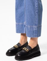 Sacha - Dames - Zwarte chunky loafers met goudkleurige chain - Maat 39