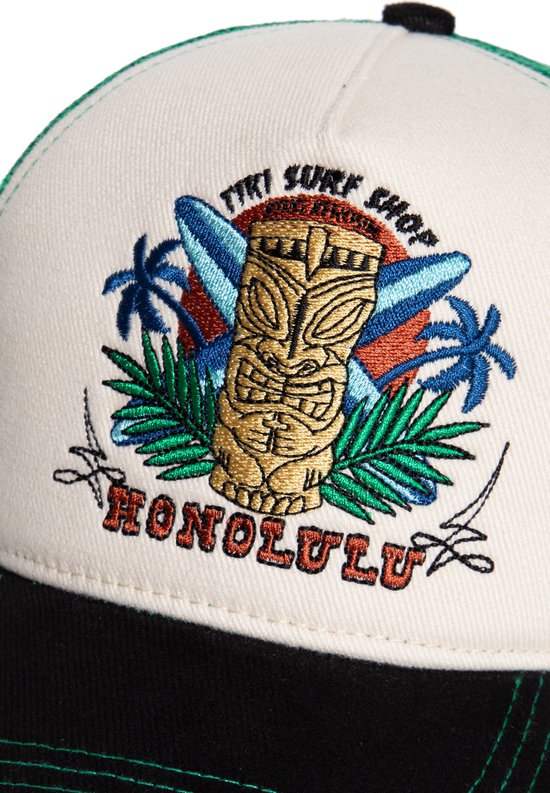 Casquette avec une image tiki brodée et le texte 'HONOLULU' sur le devant.