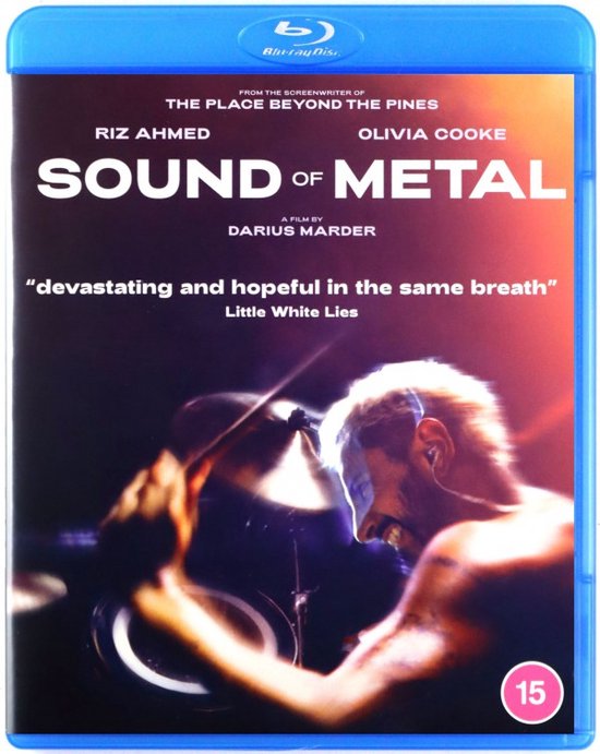Voorkant Blu-ray hoes van 'Sound of Metal'. Een man speelt drums. Titel 'Sound of Metal'.