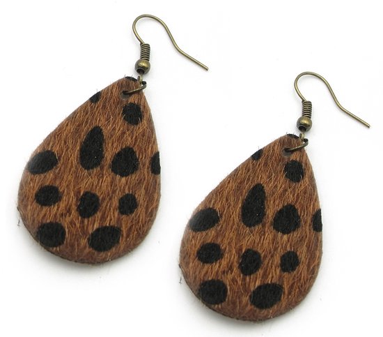 Oorbellen met 4 cm lange druppelvormige lichtgewicht hanger met bruin en zwart imitatie luipaard bont aan bronskleurige haakjes