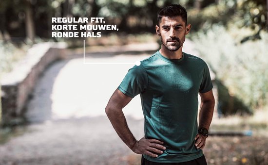 Man met donkergroen, kortemouw hardloopshirt van Rogelli. REGULAR FIT, KORTE MOUWEN, RONDE HALS.
