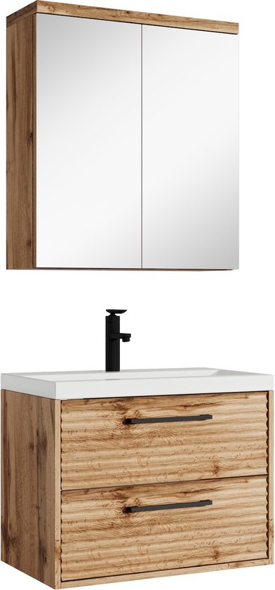 Badkamerset met spiegelkast en wastafelmeubel. Houten meubels, witte wasbak, zwarte kraan.