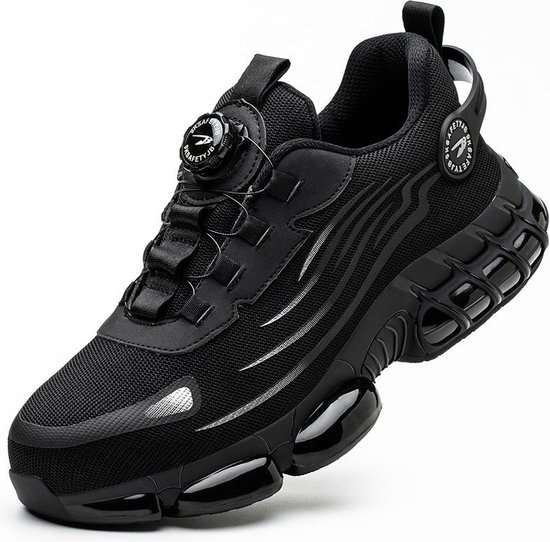 Sneaker noir avec détails en mesh, accents argentés et semelle épaisse. Logo sur le côté.