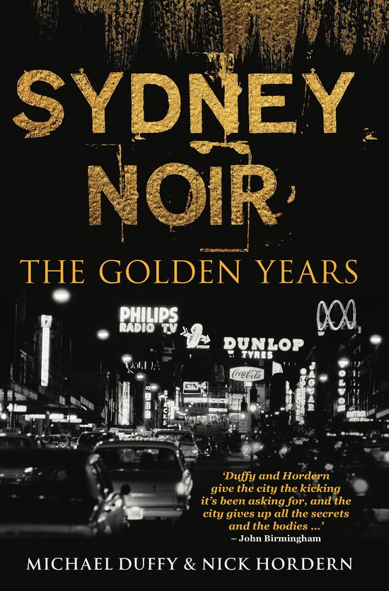 Boekcover van "SYDNEY NOIR: THE GOLDEN YEARS" met een nachtelijk stadsgezicht met neonreclames en auto's.
