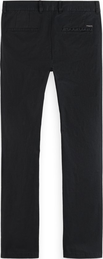 Achterkant van een zwarte chino met twee achterzakken en een klein label rechts.