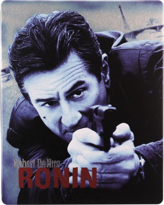 Robert De Niro in de film Ronin, met een pistool gericht op de kijker.