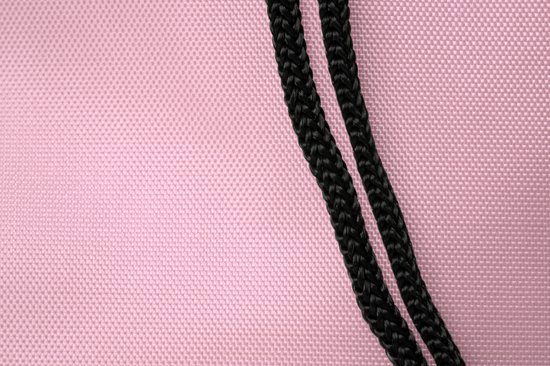 Detail van de roze stof van een gymtas met zwarte trekkoorden.