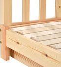 Gedetailleerde constructie van de hoekverbinding van het natuurlijke houten huisbedframe.
