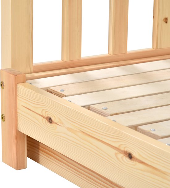 Gedetailleerde constructie van de hoekverbinding van het natuurlijke houten huisbedframe.