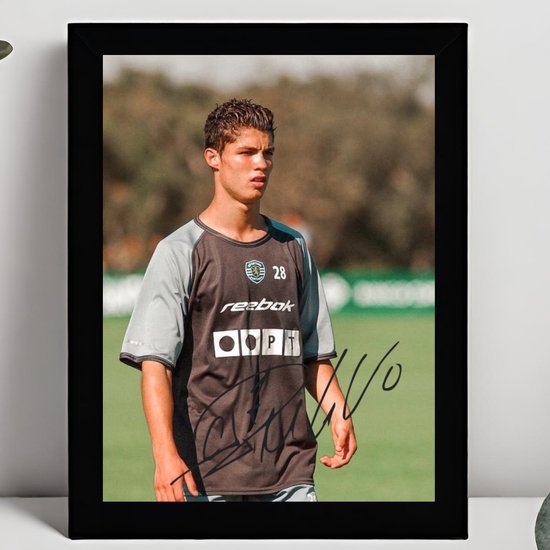 Cristiano Ronaldo CR7 Ingelijste Handtekening – 15 x 10cm In Klassiek Zwart Frame – Gedrukte handtekening – Real Madrid - Juventus - Football Legend - Voetbal - Manchester United FC - Al Nassr - Portugal