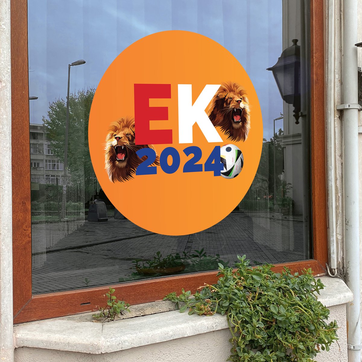 Oranjebox.com Raamsticker 40cm EK 2024 Leeuwen Versiering EK 2024 EK 2024 Sticker Easydot sticker Voetbal Oranje Sticker EK 2024 Removable Sticker Gemakkelijk te plakken Cadeautip Vaderdag