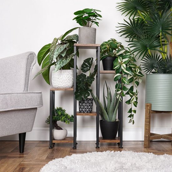 Plantenstandaard met bruine houten bladen en zwart metalen frame, gevuld met diverse groene planten.