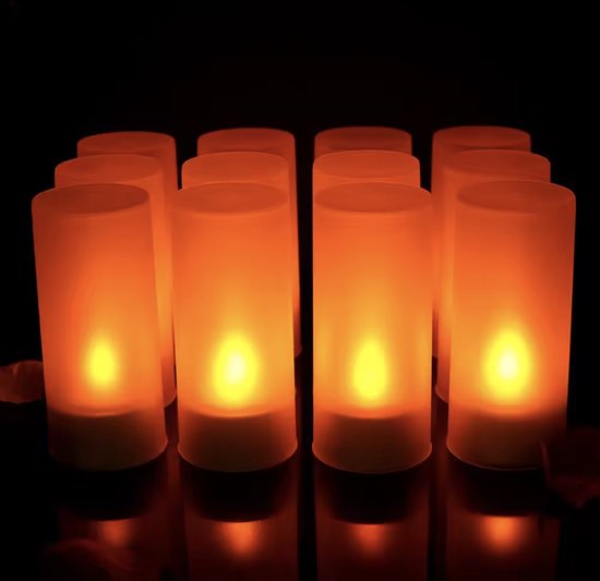Twaalf oranje led waxinelichtjes in doorschijnende houders, sfeervol verlicht.