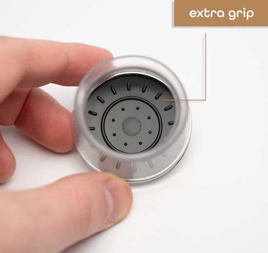 Hand die een transparante stoelpootbeschermer vasthoudt, met 'extra grip' tekst.