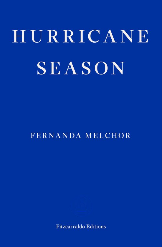 Boekomslag met de titel "HURRICANE SEASON" en "FERNANDA MELCHOR" op een blauwe achtergrond.