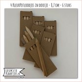 Uitdelers -> 6 doosjes met 4 Mini KleurPotloodjes 8,7 cm - No:01 (Kraft bruin kartonnen doosje, 4 kleuren Rood, Groen, Blauw, Geel) - LeuksteKaartjes.nl by xMar
