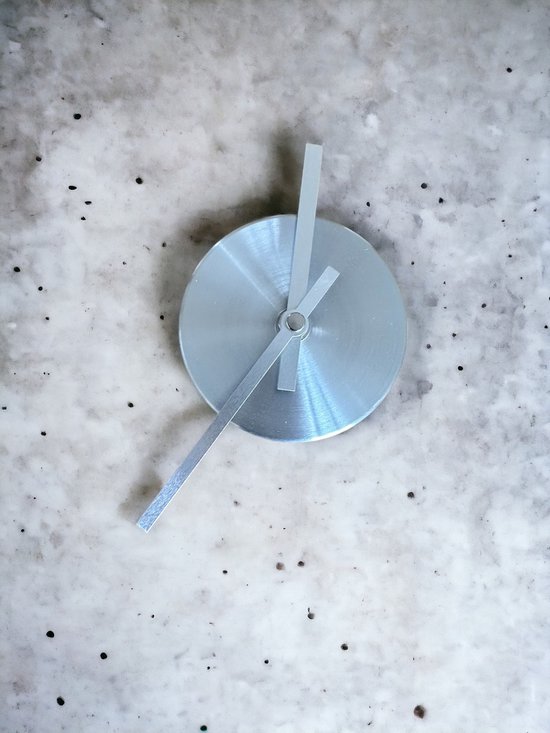 wandklok - minimalistisch design - RVS geborsteld - diameter 16.5cm - zonder cijfers- quartz uurwerk