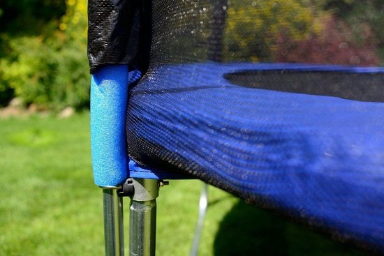 Detail van het blauwe trampoline randkussen en de beschermende netpaal.