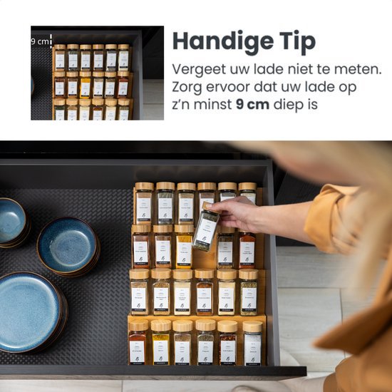 Een vrouw plaatst kruidenpotjes in een keukenlade op houten rekjes. De lade is 9 cm diep, met blauwe borden en bowls aan de zijkant.