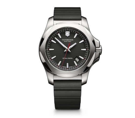 Victorinox Swiss Army horloge met zwarte wijzerplaat, zilverkleurige kast en zwarte rubberen band.
