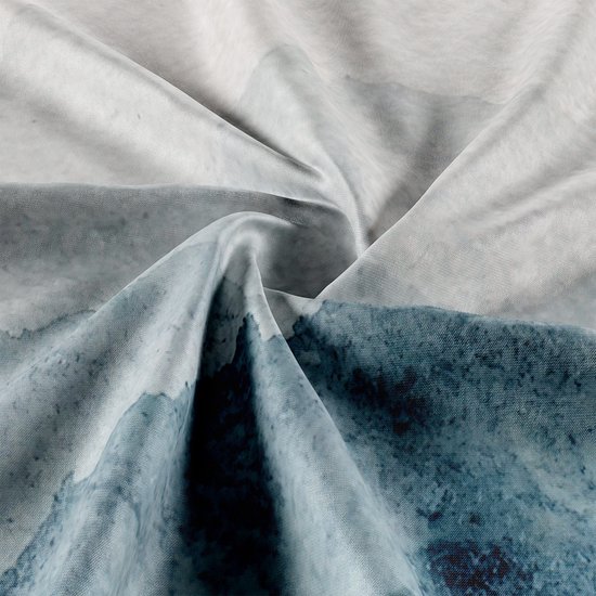 Gros plan détaillé du tissu d'une tenture murale avec un paysage de montagne aquarelle dans des tons de bleu et blanc.