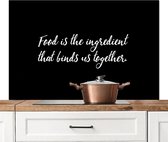 Spatscherm keuken 120x80 cm - Kookplaat achterwand Quotes - Eten - Spreuken - Food is the ingredient that binds us together - Muurbeschermer - Spatwand fornuis - Hoogwaardig aluminium