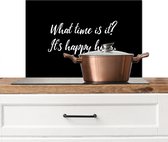 Spatscherm keuken 70x50 cm - Kookplaat achterwand Quotes - What time is it? It's happy hour - Eten - Spreuken - Muurbeschermer - Spatwand fornuis - Hoogwaardig aluminium
