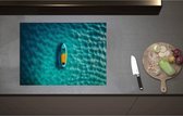 Inductieplaat Beschermer - Blauw met Geel Surfboard Dobberend op de Blauwe Oceaan - 71x52 cm - 2 mm Dik - Inductie Beschermer - Bescherming Inductiekookplaat - Kookplaat Beschermer van Wit Vinyl