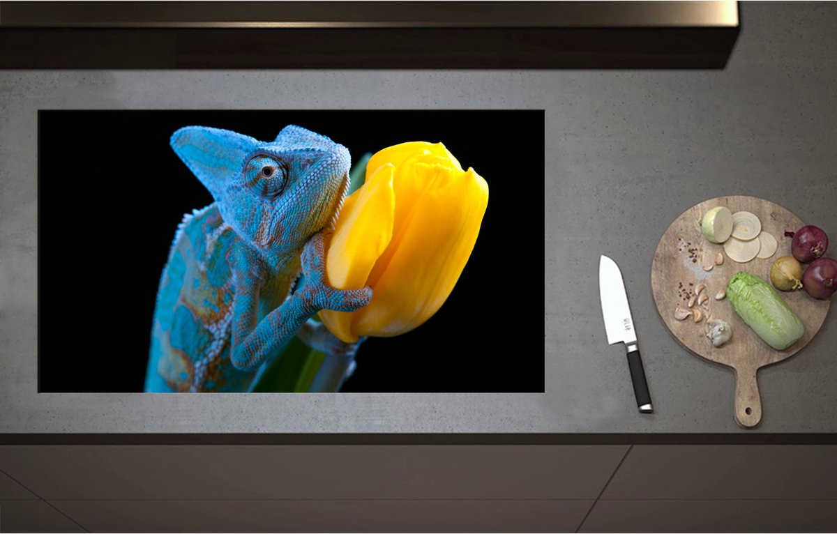 Inductieplaat Beschermer - Blauwe Kameleon op Gele Tulp tegen Zwarte Achtergrond - 90x51 cm - 2 mm Dik - Inductie Beschermer - Bescherming Inductiekookplaat - Kookplaat Beschermer van Zwart Vinyl