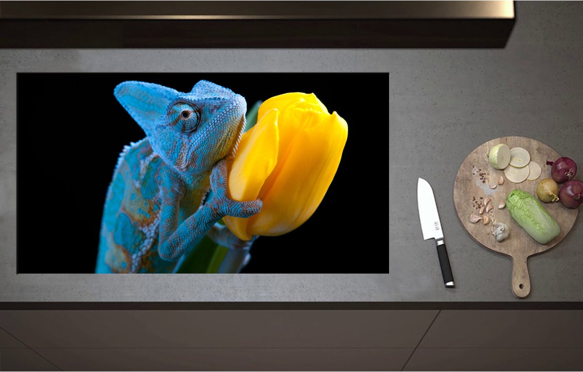 Inductieplaat Beschermer - Blauwe Kameleon op Gele Tulp tegen Zwarte Achtergrond - 95x52 cm - 2 mm Dik - Inductie Beschermer - Bescherming Inductiekookplaat - Kookplaat Beschermer van Zwart Vinyl