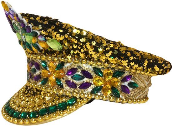 Zijzicht van een zwarte pet met goudkleurige pailletten, versierd met paarse, groene en gele edelstenen.