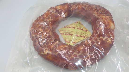 KENGZ rawhide donut met eend 1st 80-90gr voor honden die graag kauwen . een lekkernij voor uw viervoeter tandverzorgend