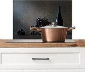 Spatscherm keuken 60x40 cm - Kookplaat achterwand Stilleven - Zwart - Fles - Druiven - Muurbeschermer - Spatwand fornuis - Hoogwaardig aluminium