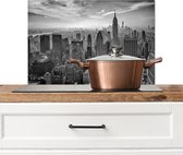 Spatscherm keuken 70x50 cm - Kookplaat achterwand Architectuur - Zwart wit - Stad - Skyline - New York - Muurbeschermer - Spatwand fornuis - Hoogwaardig aluminium