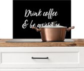 Spatscherm keuken 70x50 cm - Kookplaat achterwand Quotes - Koffie - Spreuken - Drink coffee & be awesome - Muurbeschermer - Spatwand fornuis - Hoogwaardig aluminium