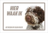 Waakbord/ bord | "Hier waak ik" | 30 x 20 cm | Spaanse Waterhond | Labradoodle | Dikte: 1 mm | Gevaarlijke hond | Waakhond | Hond | Betreden op eigen risico | Polystyreen | Rechthoek | Witte achtergrond | 1 stuk
