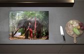 Inductieplaat Beschermer - Aziatische Vrouw bij Olifant in het Bos - 71x51 cm - 2 mm Dik - Inductie Beschermer - Bescherming Inductiekookplaat - Kookplaat Beschermer van Wit Vinyl