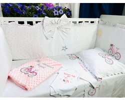 Gepersonaliseerde bedomrander met een roze fiets en een geborduurde toewijding - Naam van de baby geborduurd/Personalized Bed Bumpers with pink bike and a dedication embroidered- Name of the baby embroidered 2 x 60 x 120 cm