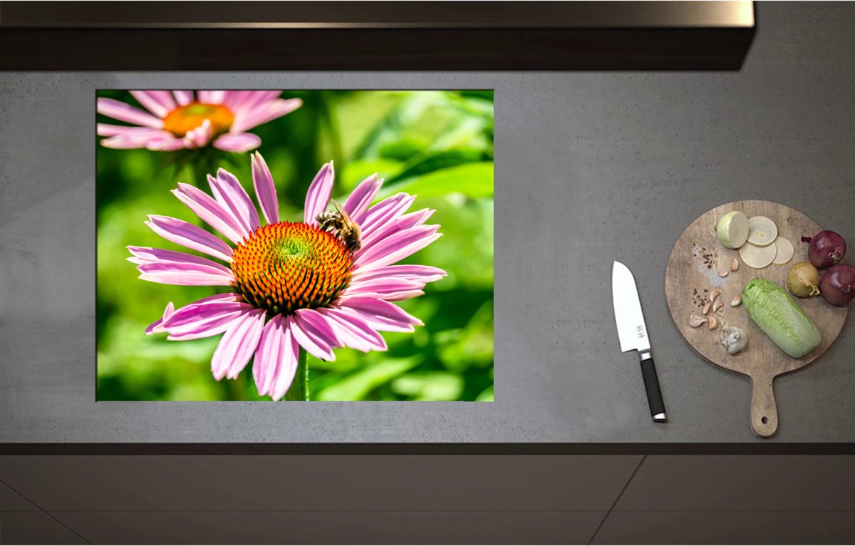 Inductieplaat Beschermer - Bij op Midden van Roze Smalle Bloem - 70x55 cm - 2 mm Dik - Inductie Beschermer - Bescherming Inductiekookplaat - Kookplaat Beschermer van Wit Vinyl