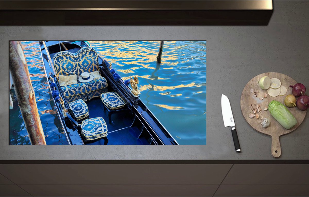 Inductieplaat Beschermer - Blauwe Gondel met Gouden Details op de Wateren van Venetië - 95x51 cm - 2 mm Dik - Inductie Beschermer - Bescherming Inductiekookplaat - Kookplaat Beschermer van Zwart Vinyl