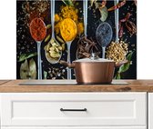 Spatscherm keuken 80x55 cm - Kookplaat achterwand Kruiden - Lepel - Specerijen - Zwart - Keuken - Muurbeschermer - Spatwand fornuis - Hoogwaardig aluminium